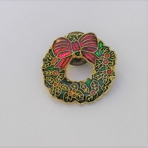 Gold Tone Wreath Pin